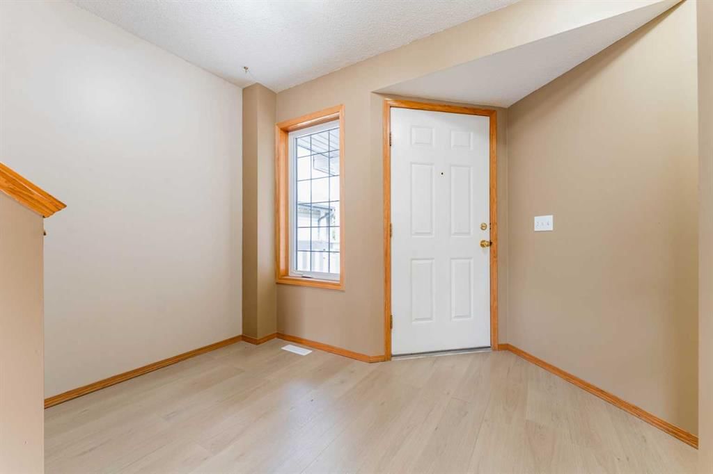 59 Erin Grove SE, Calgary — photo 2 of 26