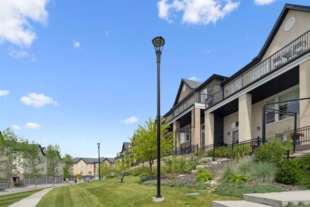 30 Cranbrook Villas SE, Calgary — photo 4 of 33