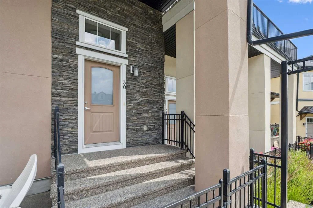 30 Cranbrook Villas SE, Calgary — photo 5 of 33