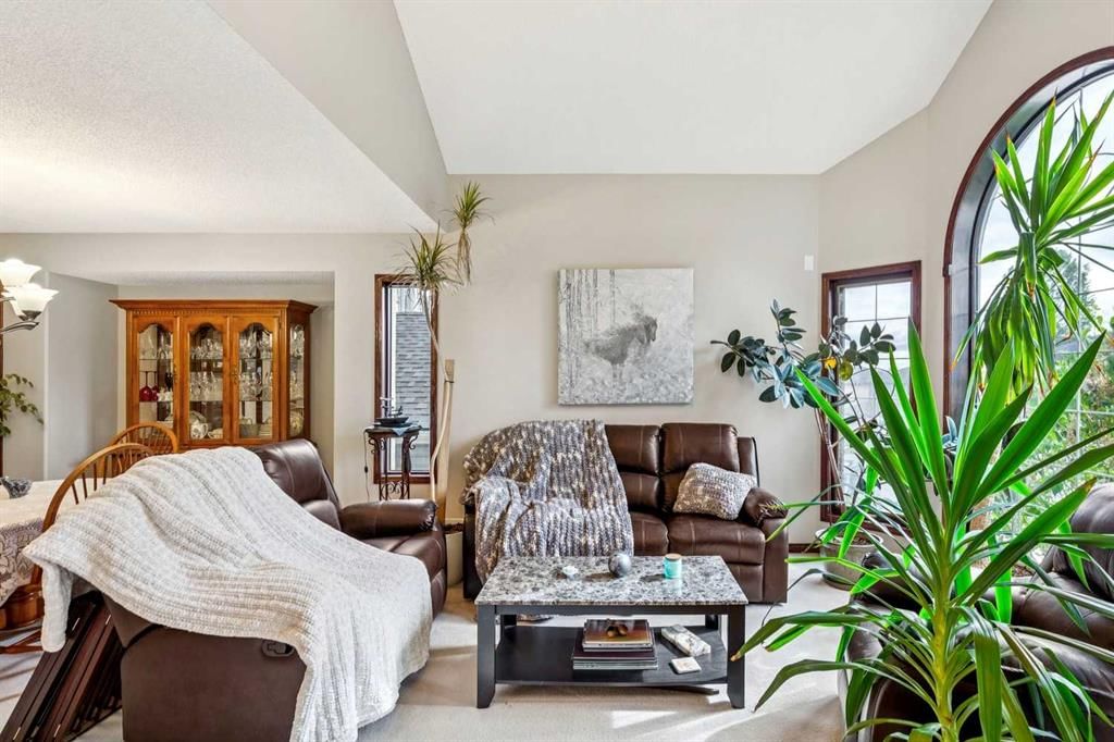 27 Valley Creek Bay NW, Calgary — photo 4 of 40