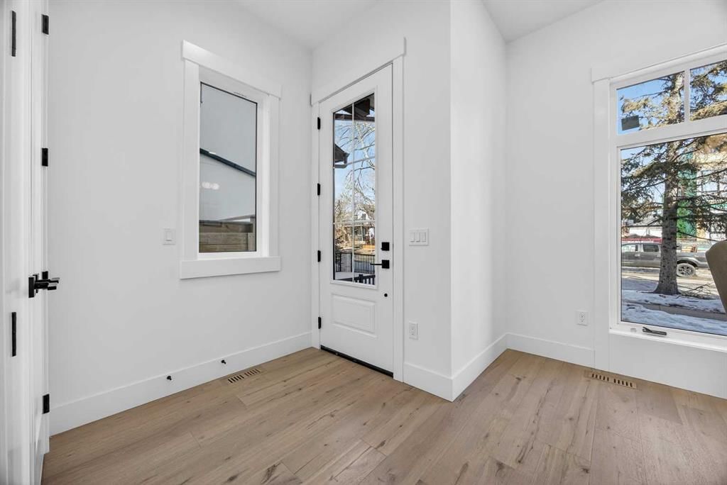 1011 18 Avenue NW, Calgary — photo 3 of 39