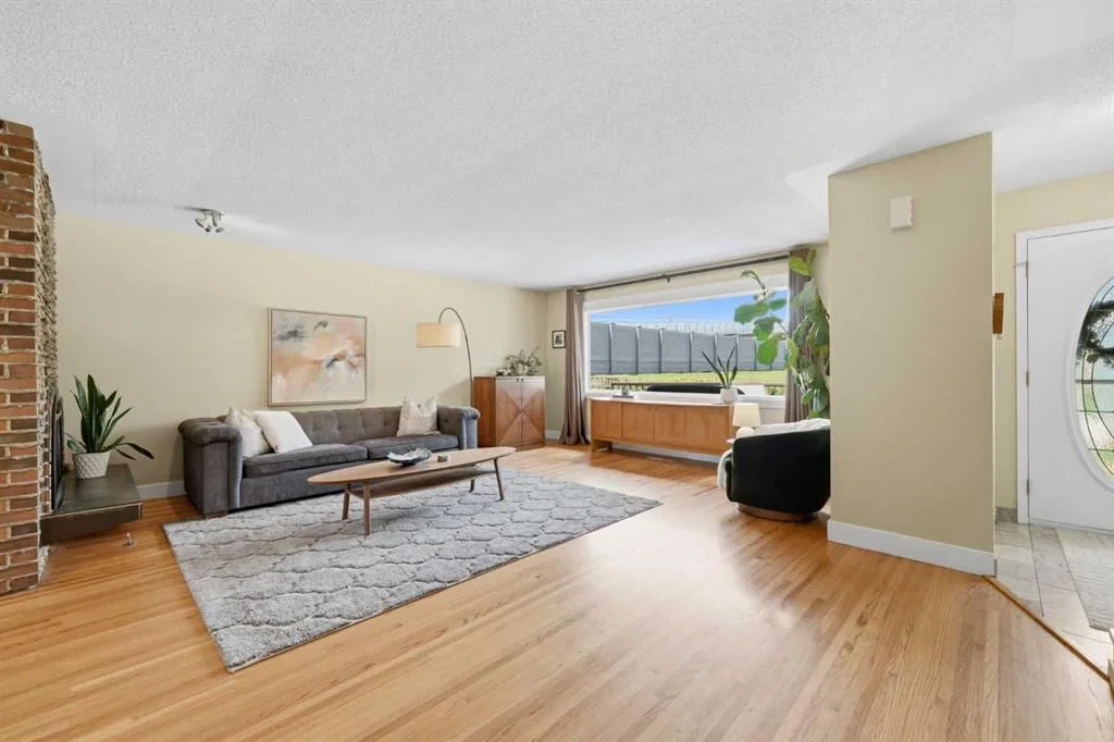 1439 90 Avenue SW, Calgary — photo 4 of 50