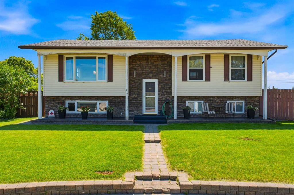 1016 Pensdale Crescent SE, Calgary — main listing photo