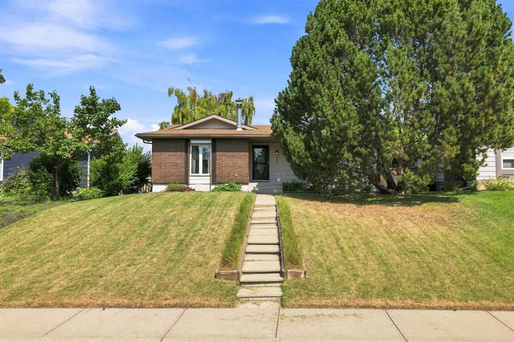 331 Queensland Circle SE, Calgary — main listing photo