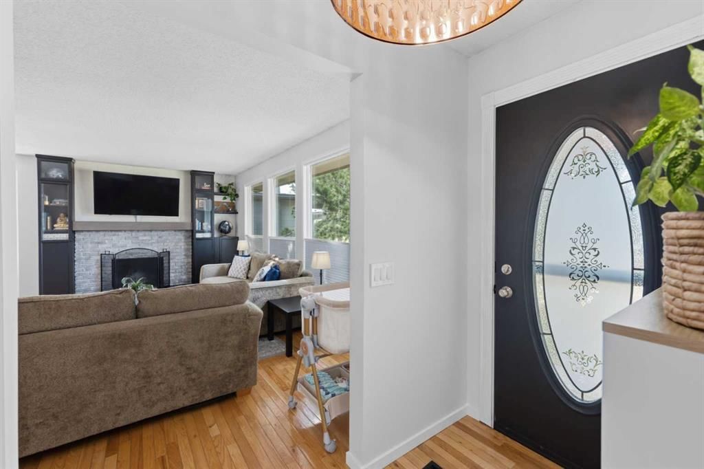 331 Queensland Circle SE, Calgary — photo 4 of 50