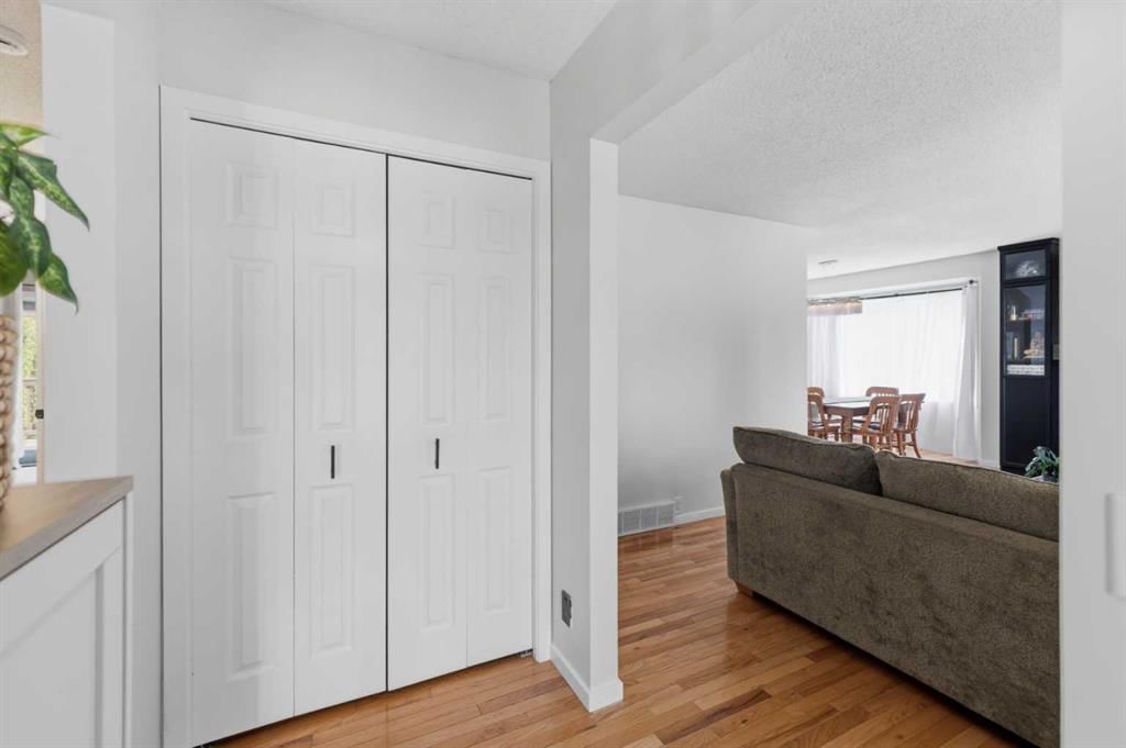 331 Queensland Circle SE, Calgary — photo 5 of 50