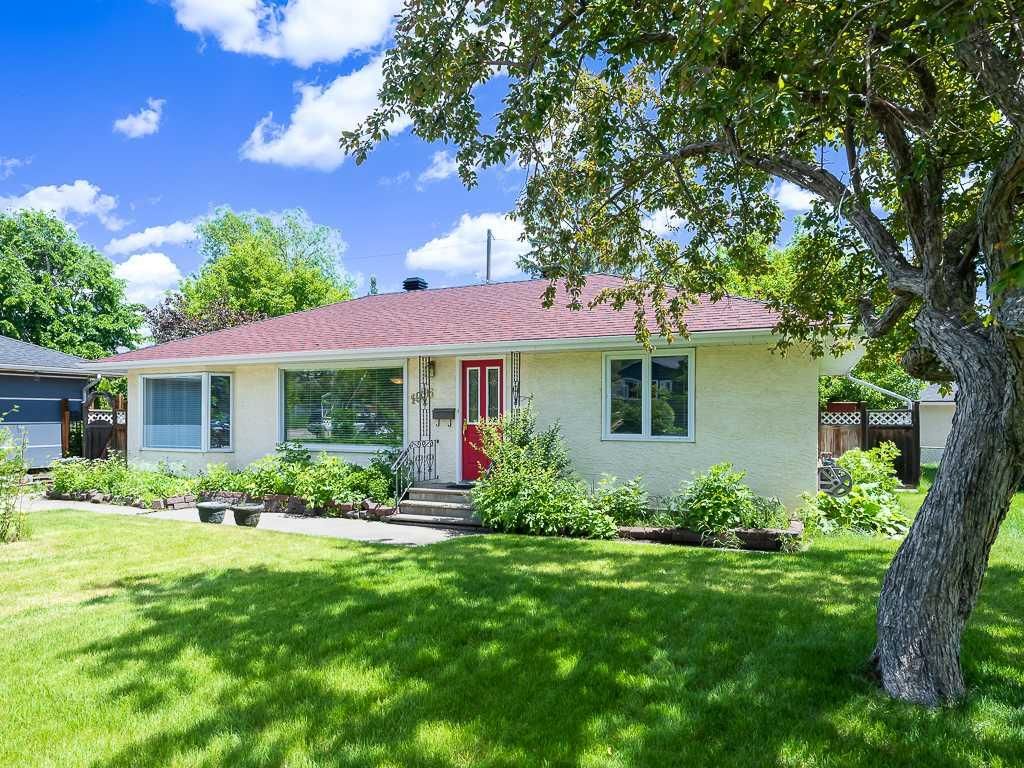 1916 Grand Oaks Drive SW, Calgary — photo 3 of 34