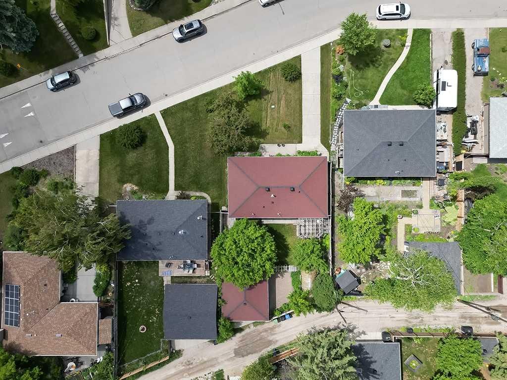 1916 Grand Oaks Drive SW, Calgary — photo 4 of 34
