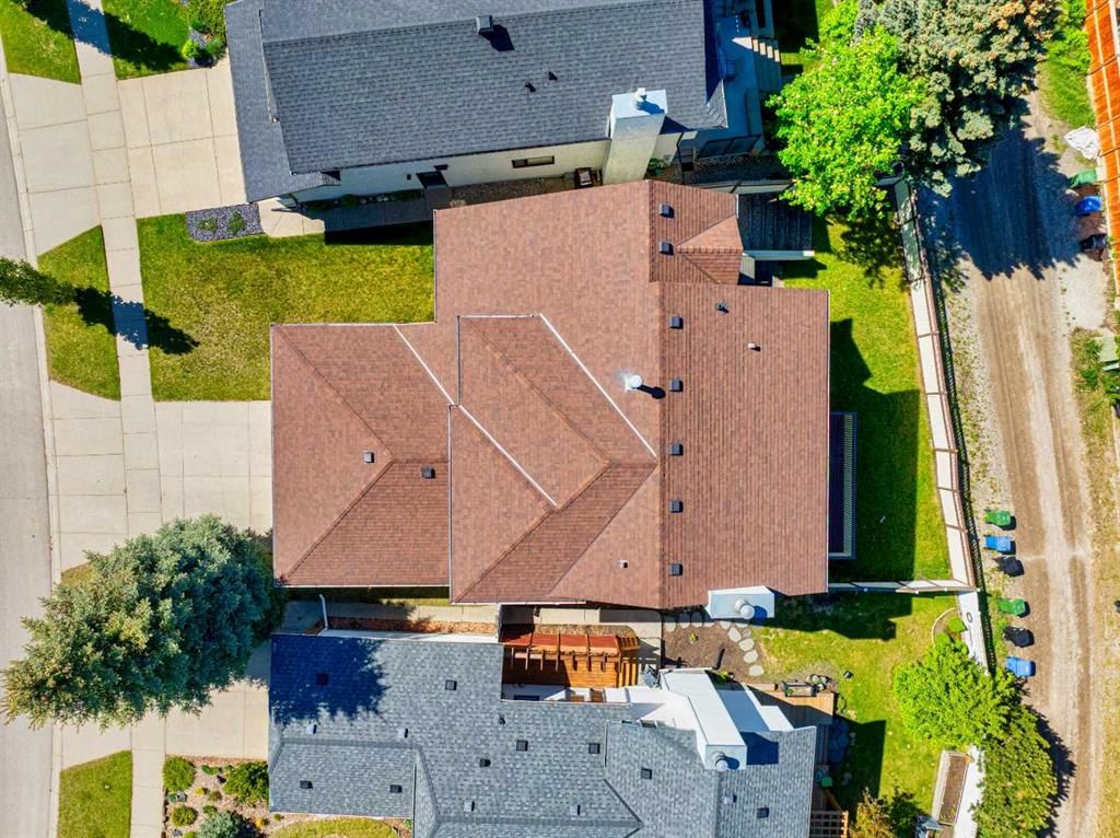 561 Woodbine Boulevard SW, Calgary — photo 2 of 44