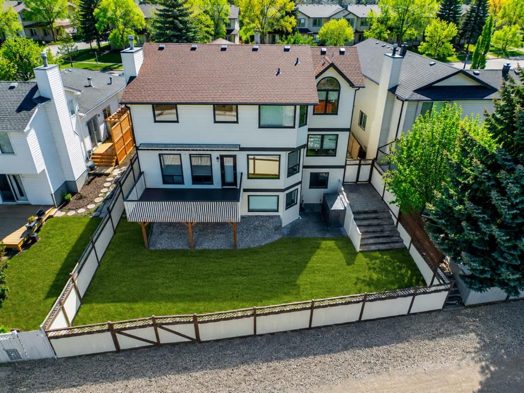 561 Woodbine Boulevard SW, Calgary — photo 3 of 44