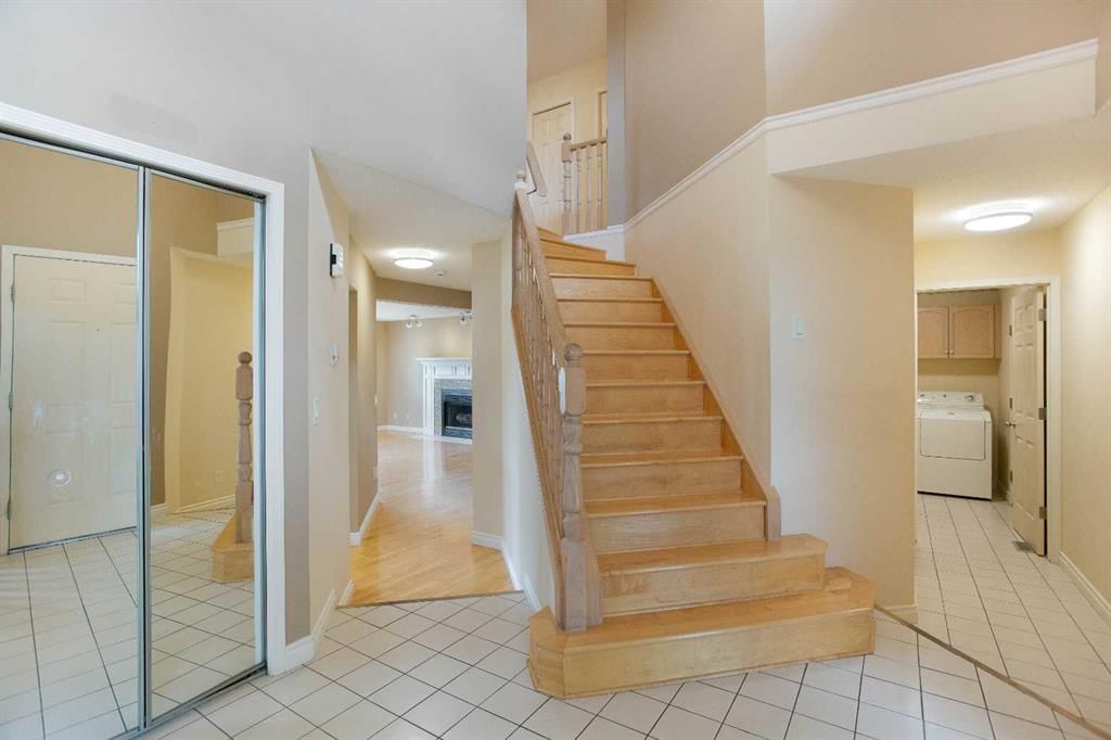 561 Woodbine Boulevard SW, Calgary — photo 5 of 44