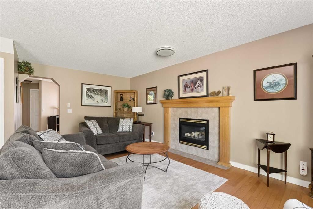 11 Somerglen Court SW, Calgary — photo 3 of 47