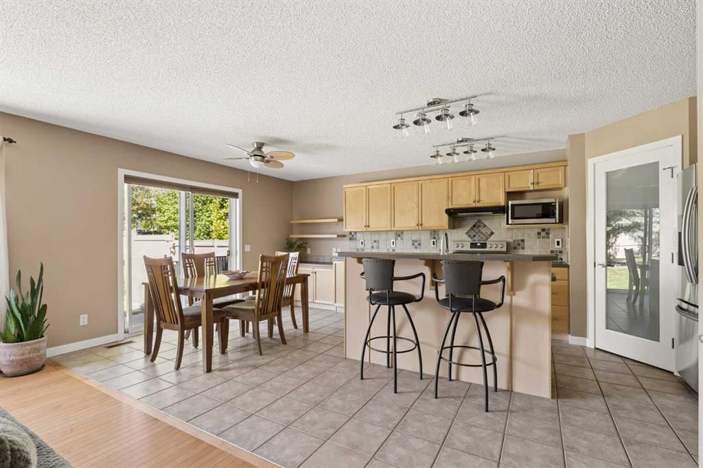 11 Somerglen Court SW, Calgary — photo 4 of 47