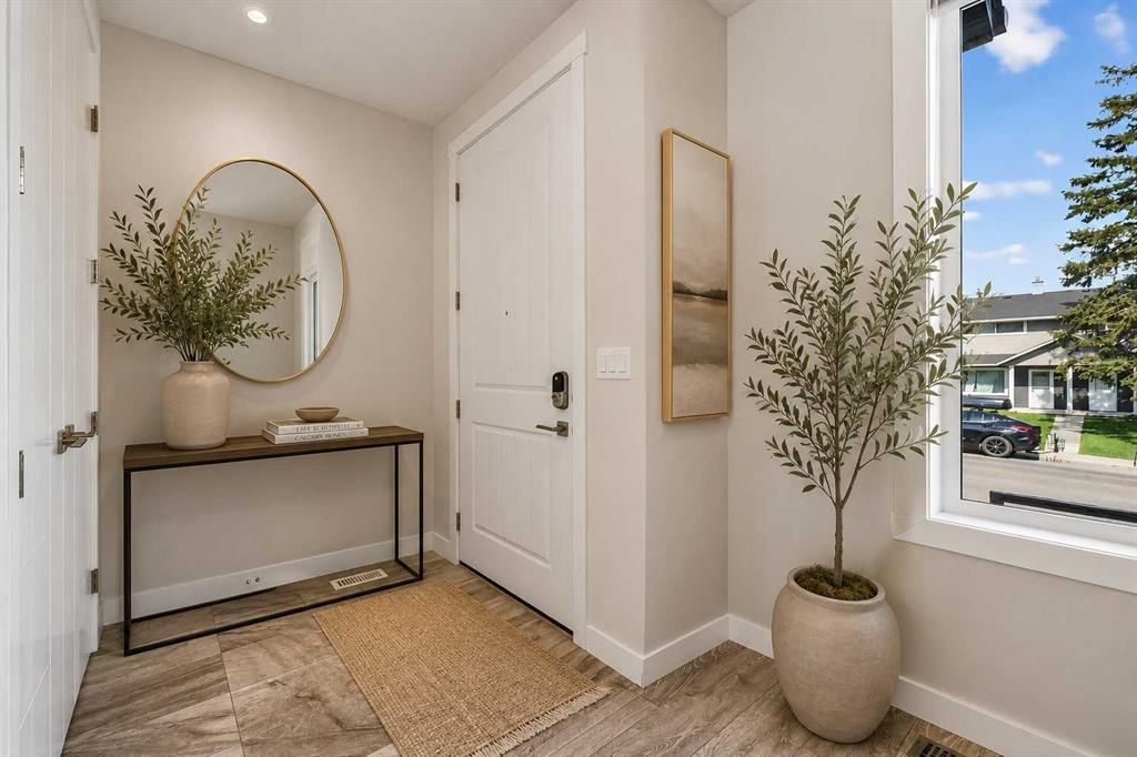 935 Regal Crescent NE, Calgary — photo 4 of 48