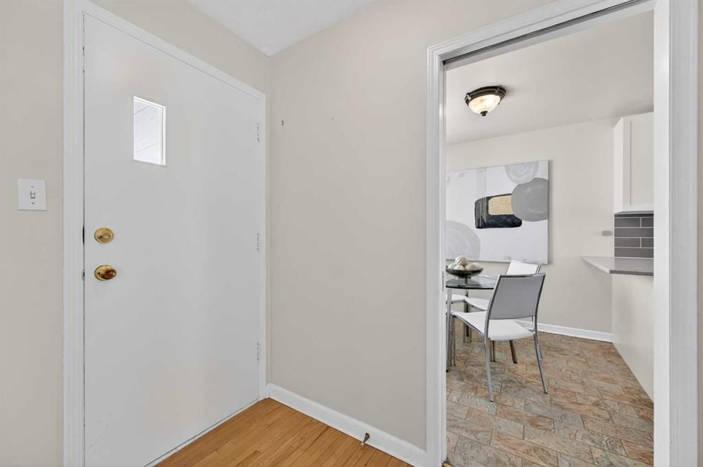 3112 34 Avenue SW, Calgary — photo 3 of 45