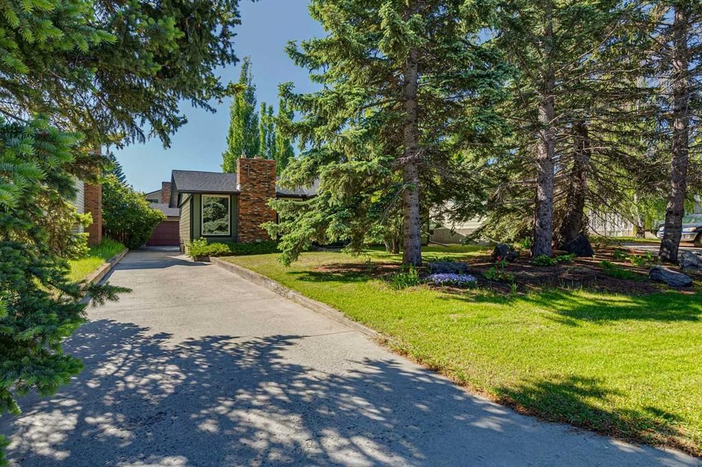 10220 Brookpark Boulevard SW, Calgary — main listing photo