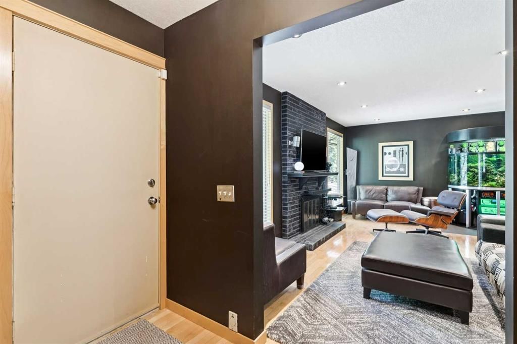10220 Brookpark Boulevard SW, Calgary — photo 3 of 39