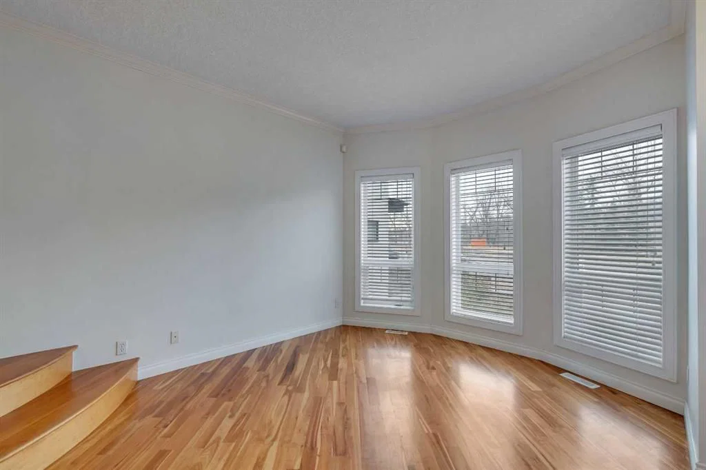 2834 Parkdale Boulevard NW, Calgary — photo 4 of 46