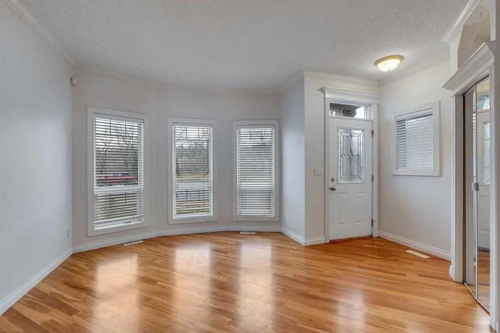 2834 Parkdale Boulevard NW, Calgary — photo 5 of 46