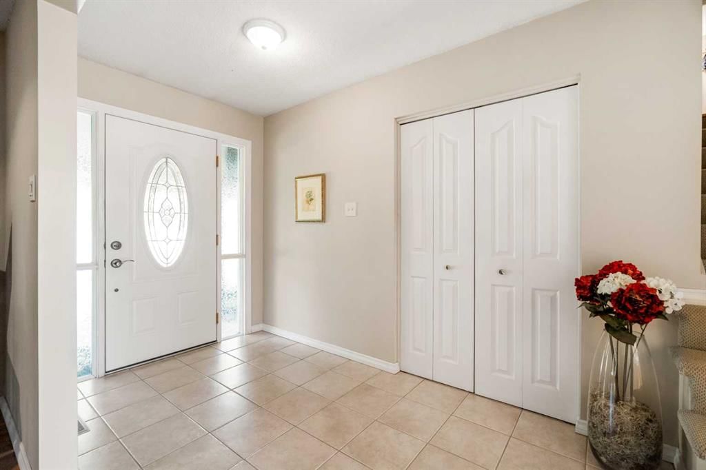 1102 Lake Christina Way SE, Calgary — photo 4 of 50