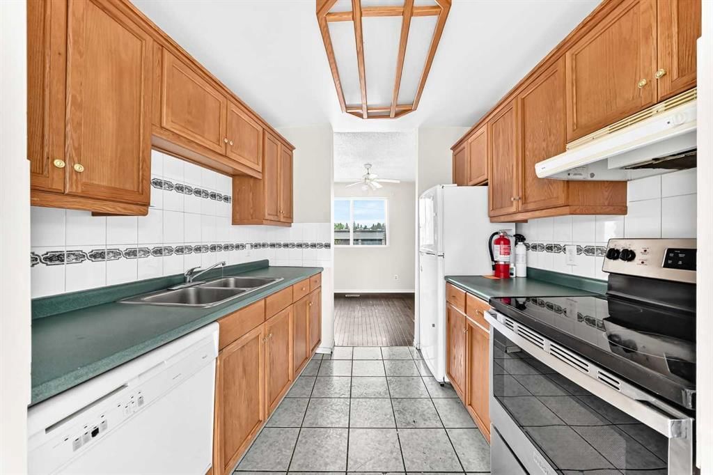 10316 Braeside Drive SW, Calgary — photo 4 of 50