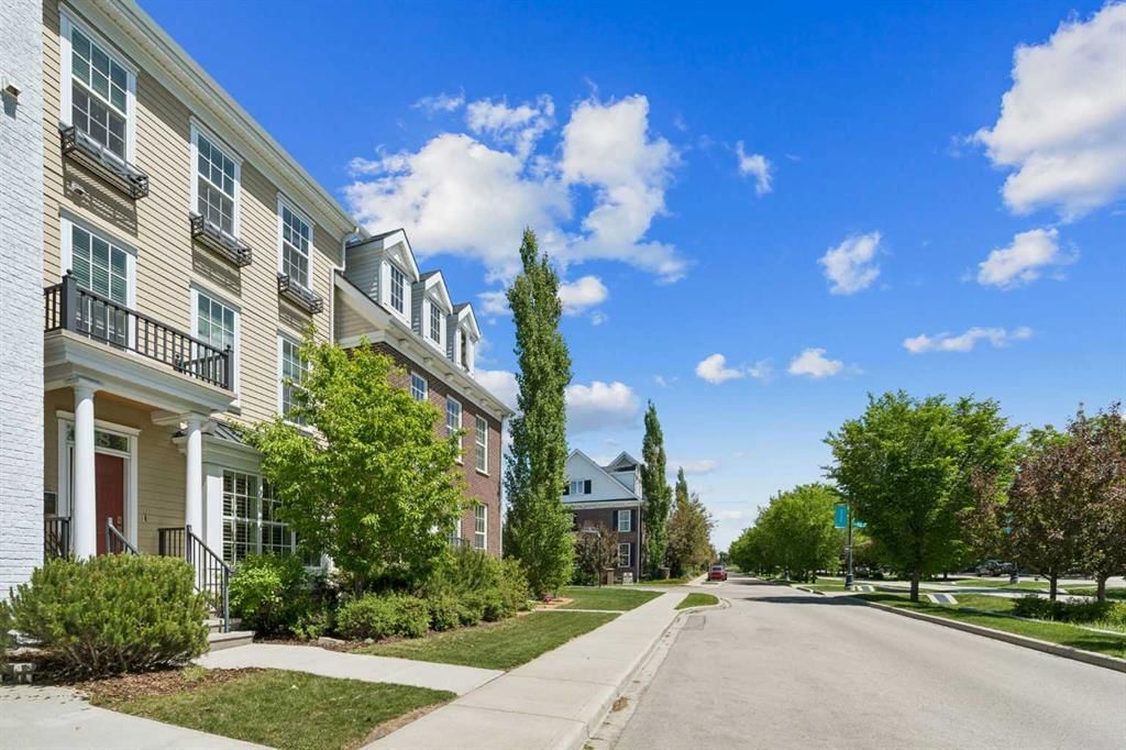 38 Victoria Cross Boulevard SW, Calgary — photo 3 of 49