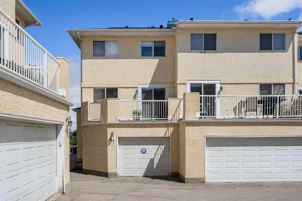 47 Millrose Place SW, Calgary — photo 4 of 37