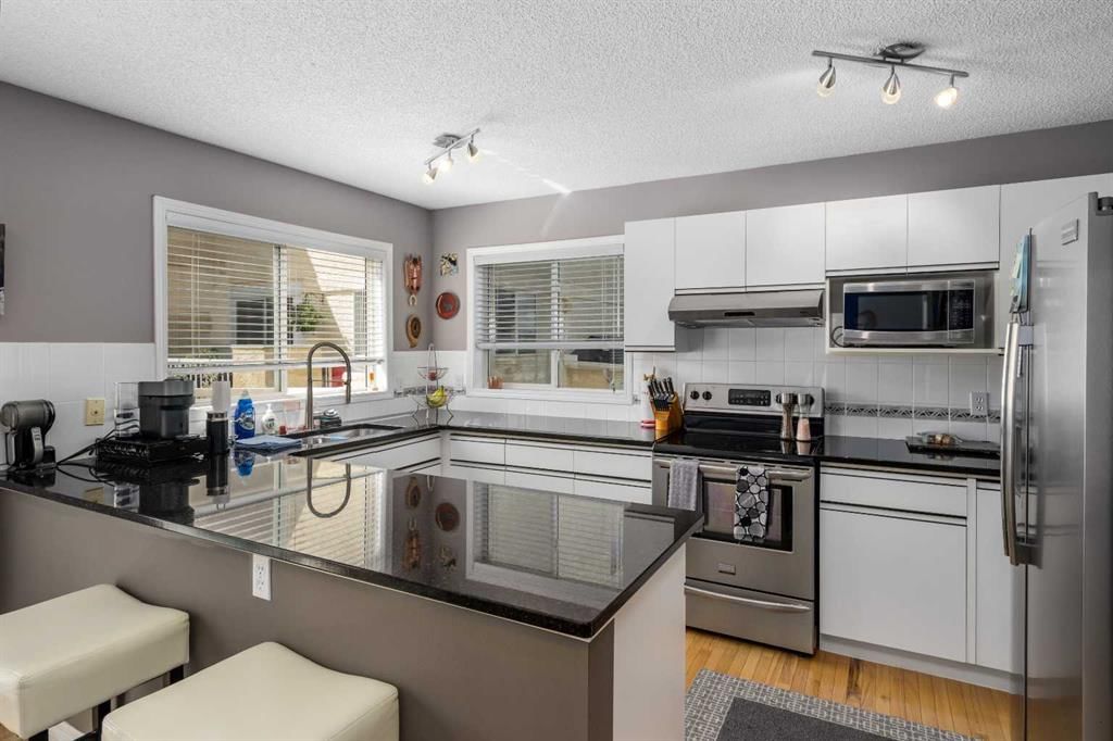 47 Millrose Place SW, Calgary — photo 5 of 37