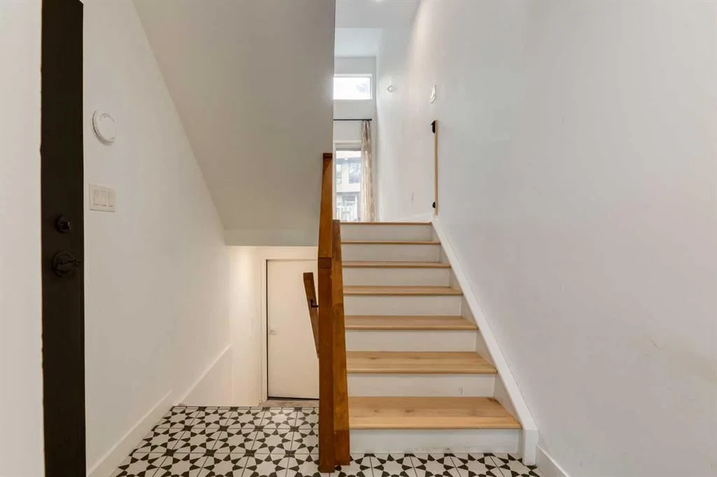 256 Point Mckay Terrace NW, Calgary — photo 4 of 39