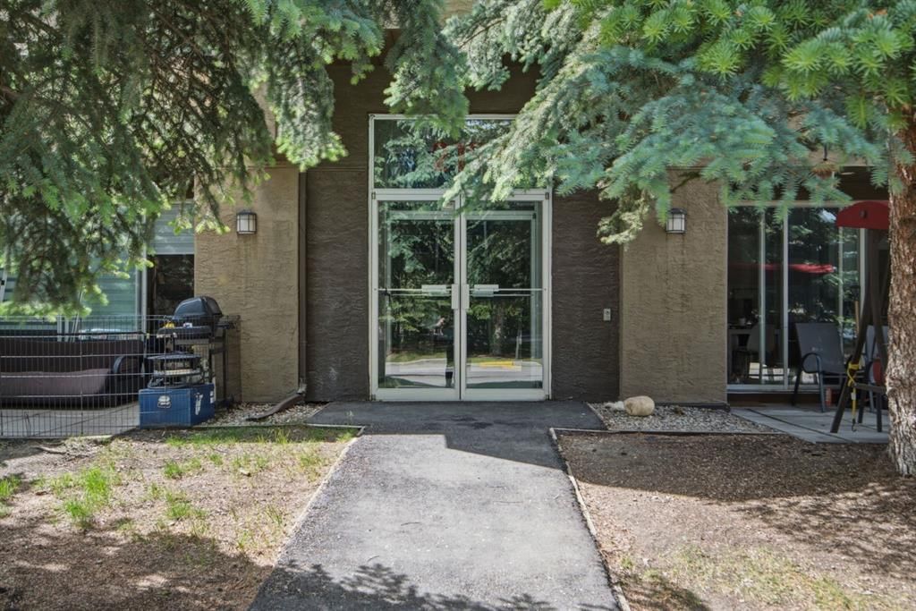 10, 215 Village Terrace SW, Calgary — photo 2 of 47