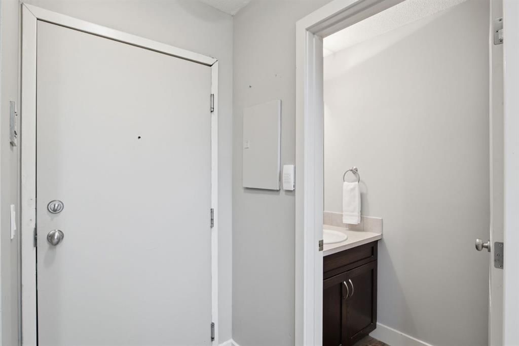 10, 215 Village Terrace SW, Calgary — photo 3 of 47