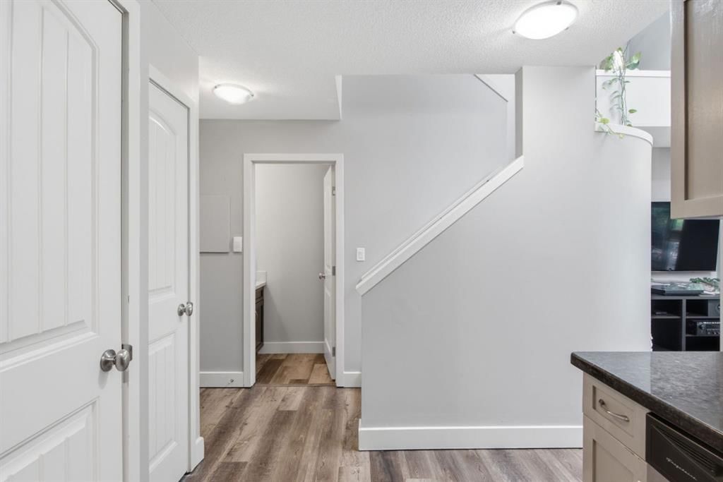 10, 215 Village Terrace SW, Calgary — photo 4 of 47