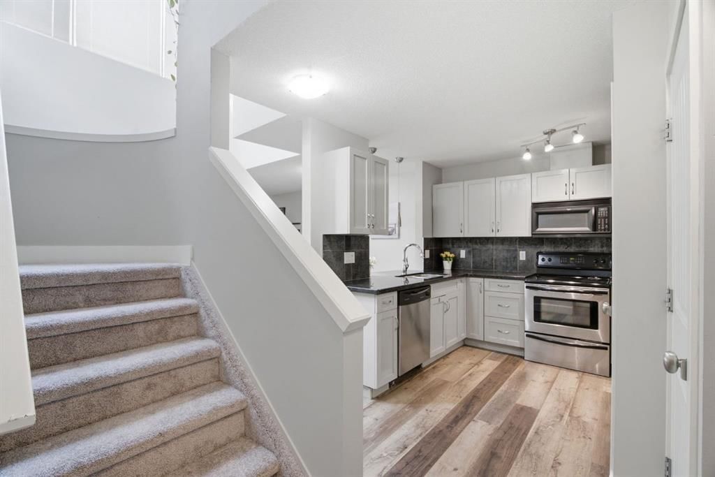 10, 215 Village Terrace SW, Calgary — photo 5 of 47