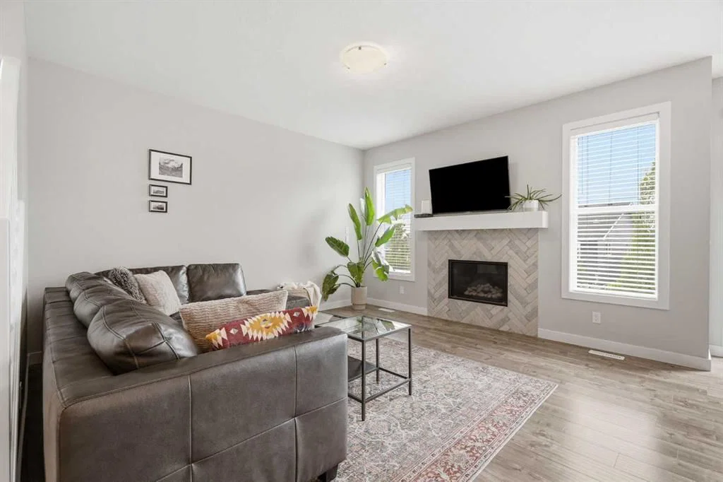 26 Crestbrook Drive SW, Calgary — photo 3 of 39