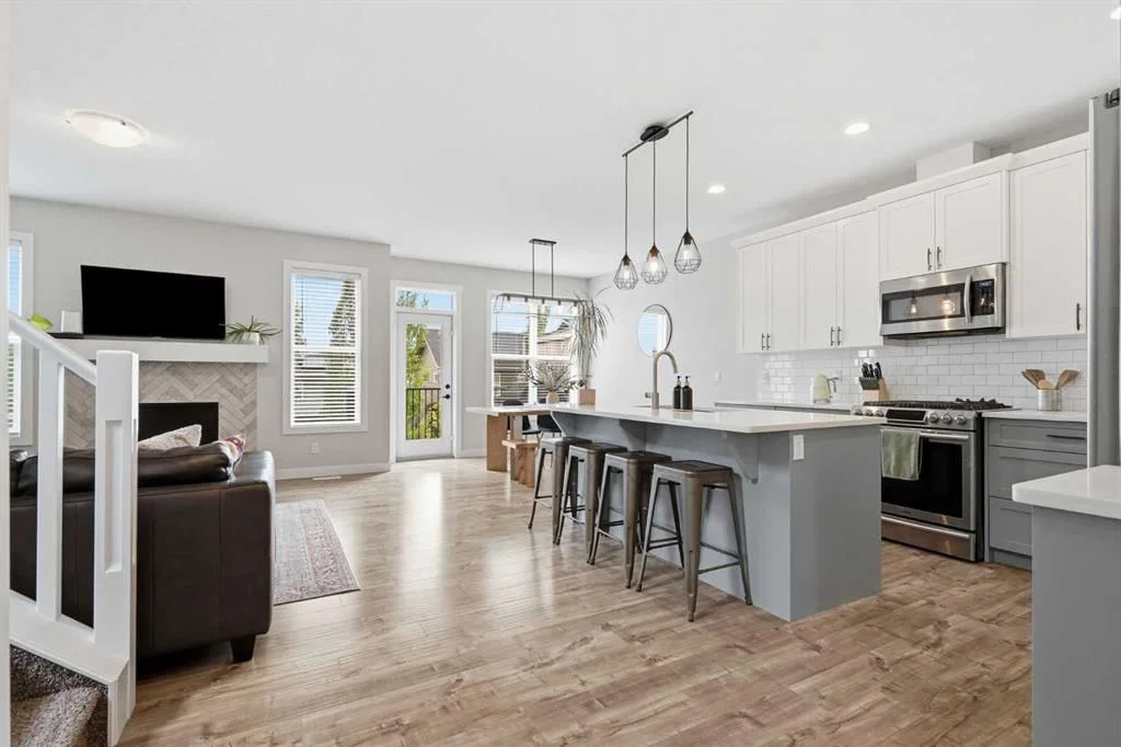26 Crestbrook Drive SW, Calgary — photo 4 of 39
