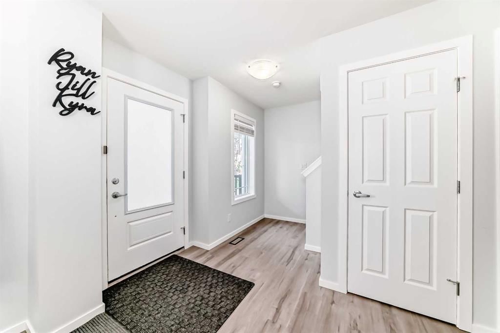 181 Yorkville Boulevard SW, Calgary — photo 3 of 46
