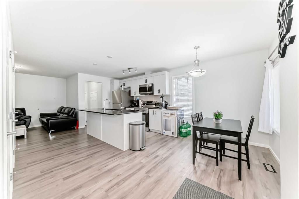 181 Yorkville Boulevard SW, Calgary — photo 4 of 46