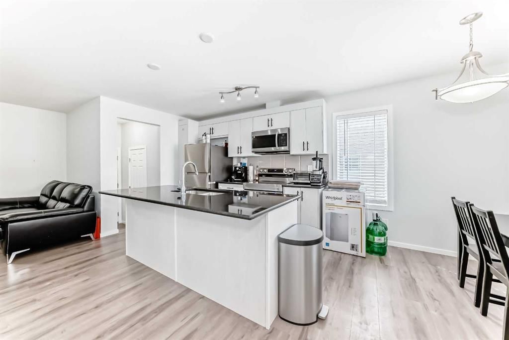 181 Yorkville Boulevard SW, Calgary — photo 5 of 46