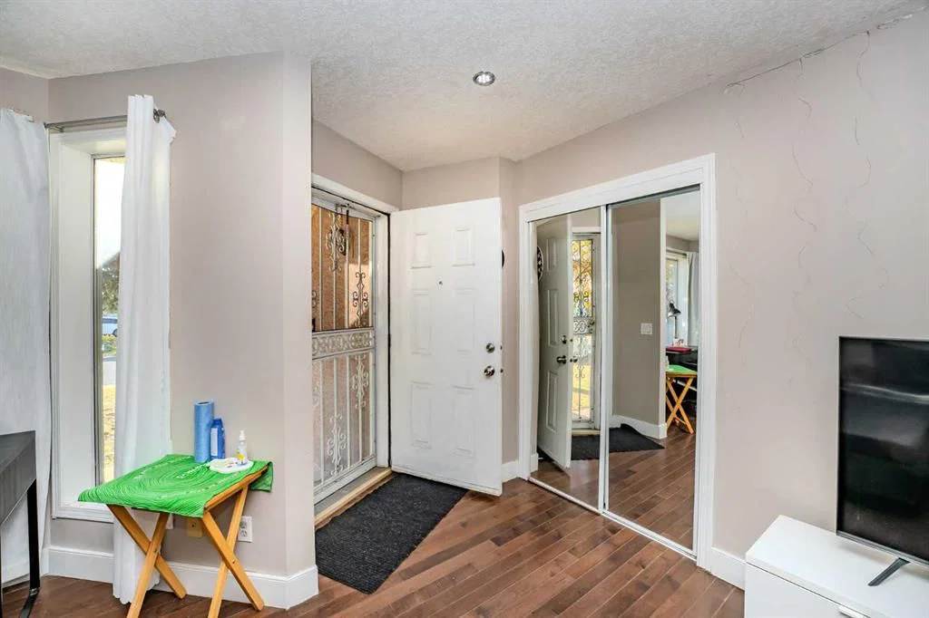 4 Del Ray Crescent NE, Calgary — photo 5 of 44