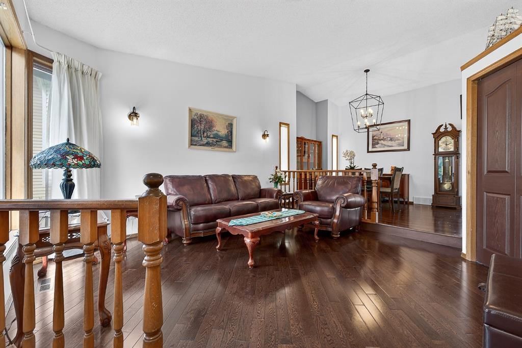 70 Pasadena Gardens NE, Calgary — photo 3 of 49