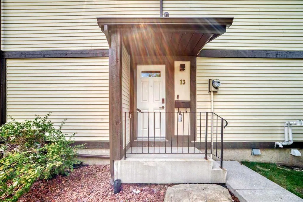 13, 115 Bergen Road NW, Calgary — photo 3 of 40
