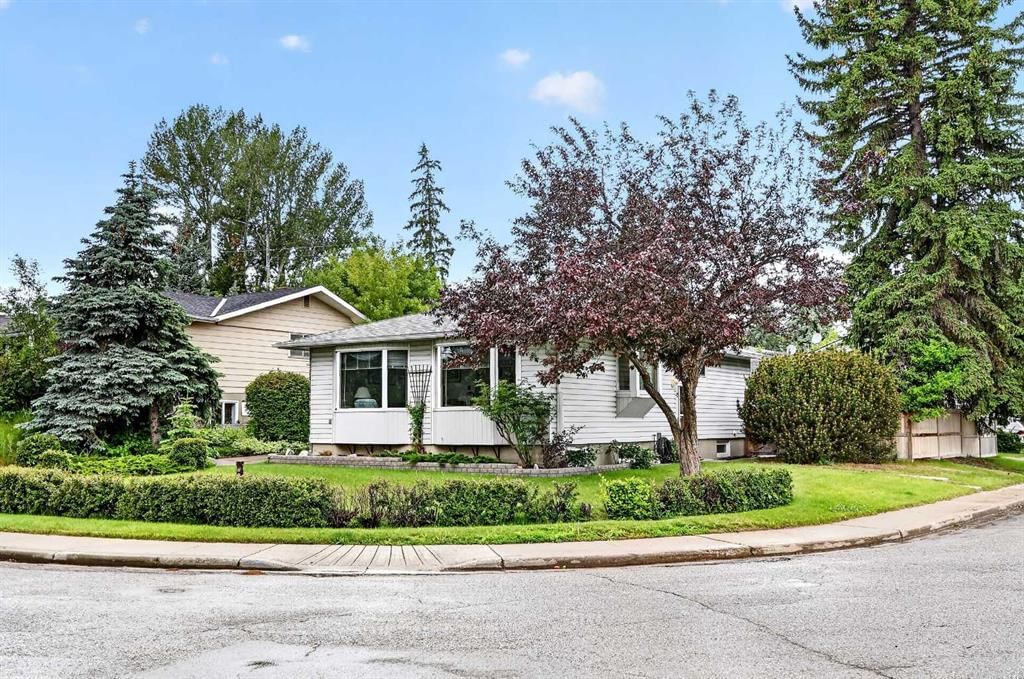 3227 Collingwood Drive NW, Calgary — recently sold home