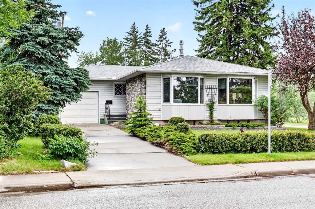 3227 Collingwood Drive NW, Calgary — photo 2 of 50