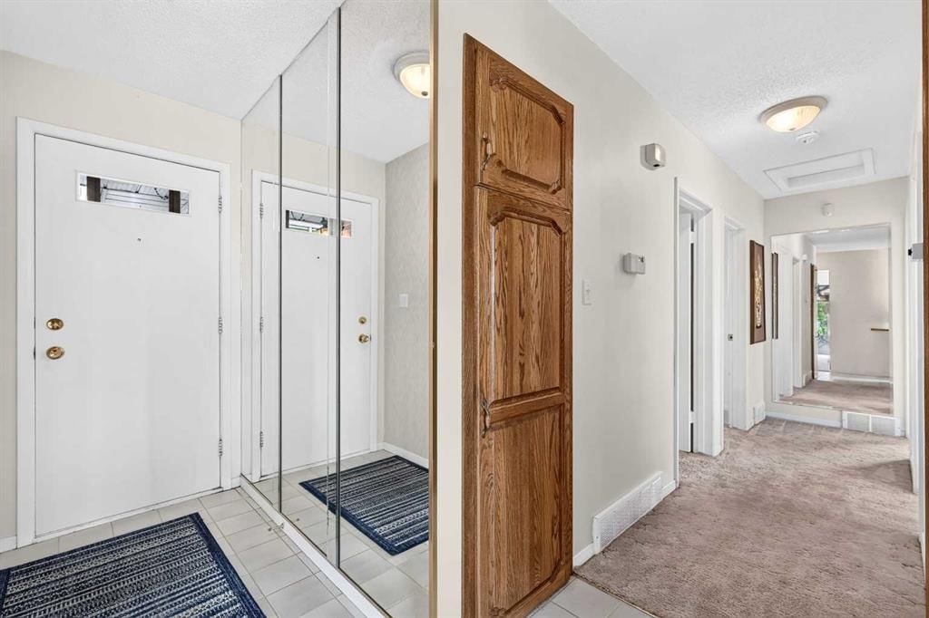 3227 Collingwood Drive NW, Calgary — photo 3 of 50