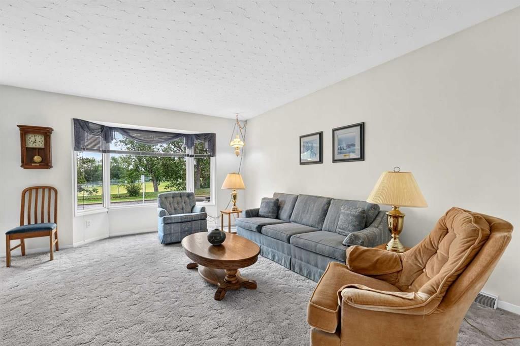 3227 Collingwood Drive NW, Calgary — photo 4 of 50