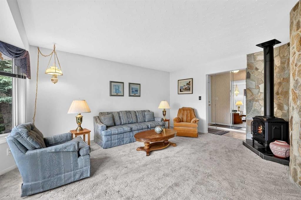3227 Collingwood Drive NW, Calgary — photo 5 of 50