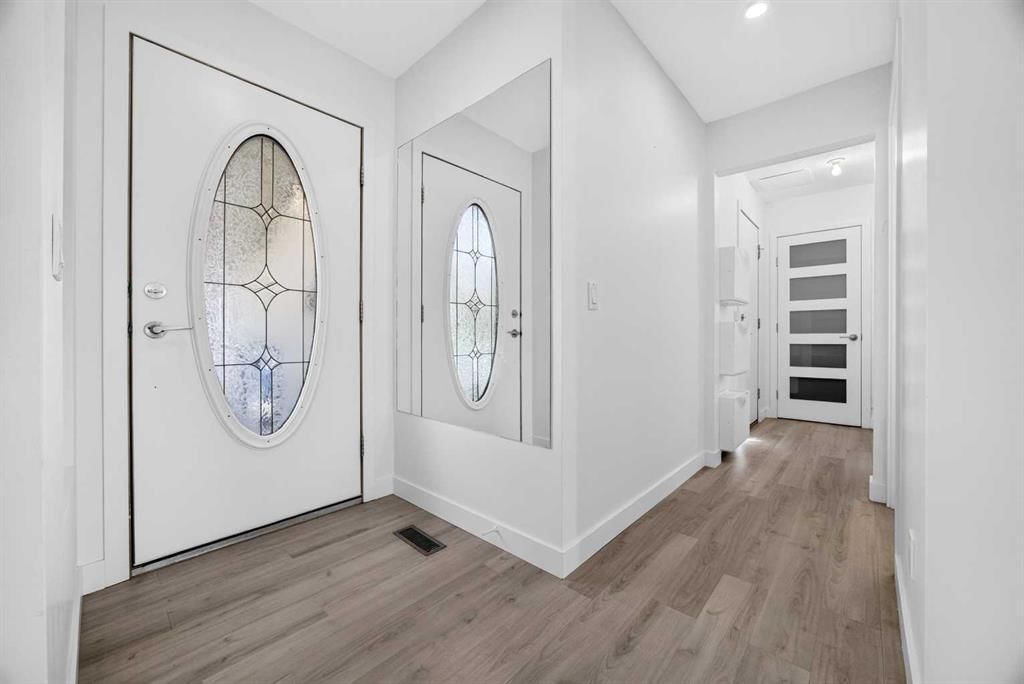 7 Signature Mews SW, Calgary — photo 3 of 49