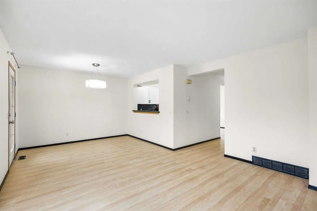 1801 Signal Hill Green SW, Calgary — photo 5 of 36