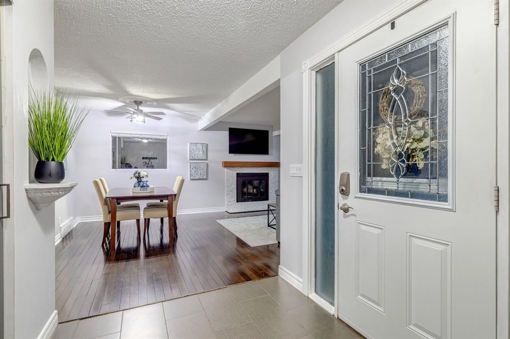 384 Midvalley Drive SE, Calgary — photo 3 of 34