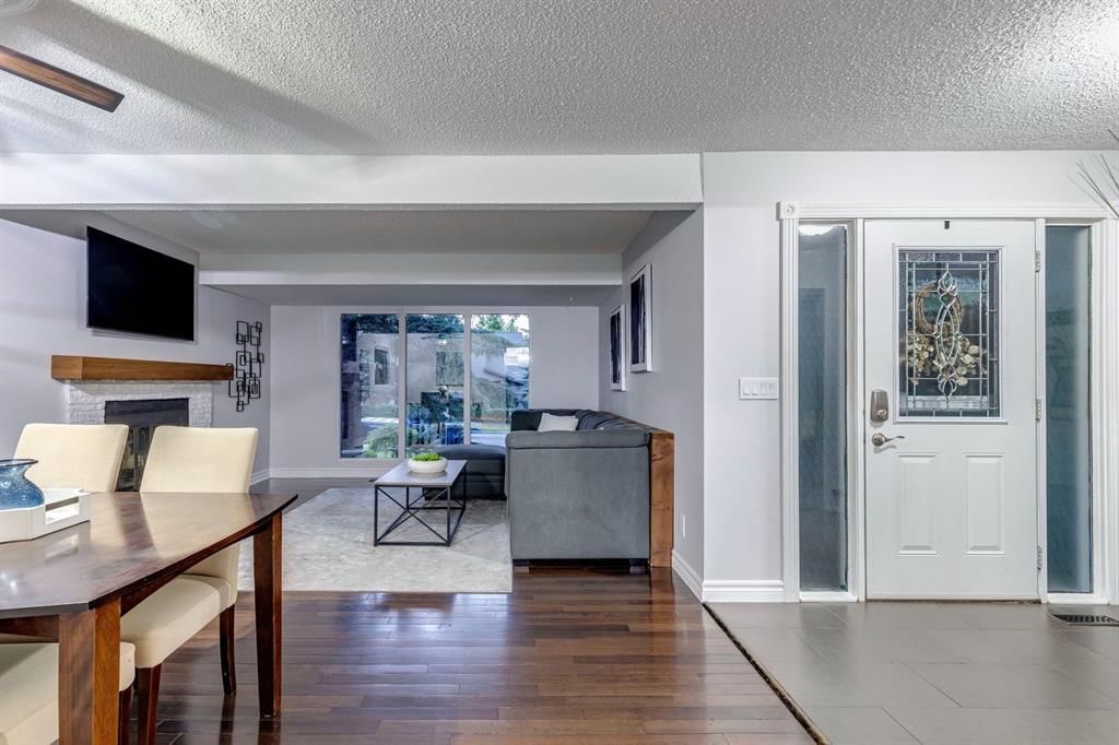 384 Midvalley Drive SE, Calgary — photo 4 of 34